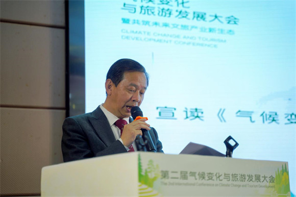 全联旅游业商会副会长、佰瑞福集团董事长高鹤宣读倡议