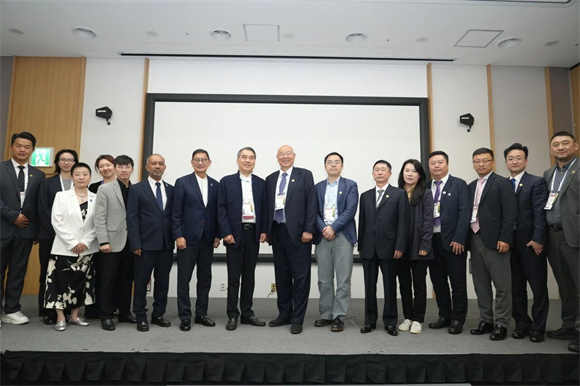 商会代表团与PATA主席Henry Oh(左八)、大中华区大使黄顺华(左七)、CEO Noor Ahmad Hamid(左六)、CFO Pairoj Kiatthunsamai(左五)、大中华区主任吕咏梅(左三)、北京办事处经理姜柳(左四)合影
