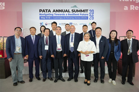全联旅游业商会代表团与PATA主席Henry Oh(前排左四),UN Tourism联合国旅游组织执行主任刘士军(前排左二)等合影